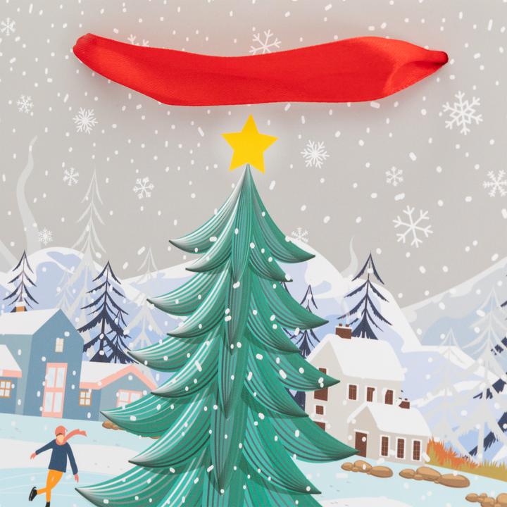 Produktbild Idena Geschenktasche Winterszene mit Tannenbaum mehrfarbig 26x11x20cm landscape Format (Geschenktüte)