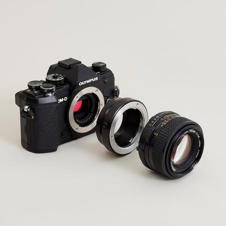 Produktbild Urth Lens Mount Adapter: Compatible with Minolta Rokkor (SR / MD / MC) Lens to Micro Four Thirds (M4/3) C