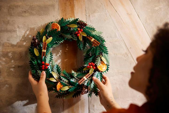 Actual product image LEGO Christmas wreath (10340, LEGO Icons)