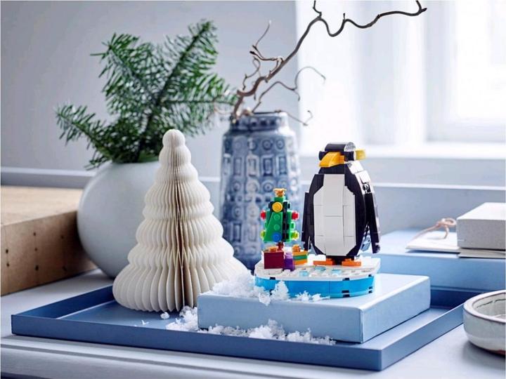 Actual product image LEGO Christmas penguin (40498, LEGO Icons, LEGO Rare Sets)