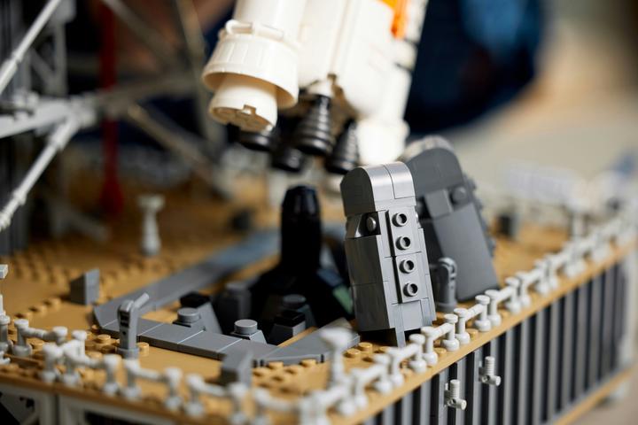 Actual product image LEGO NASA Artemis launch pad (10341, LEGO Icons, LEGO Rare Sets)