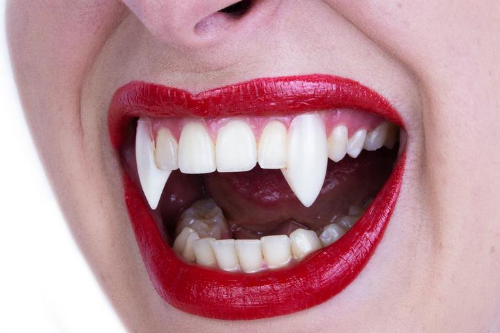 Actual product image Smiffys Vampire clip-on teeth Glow