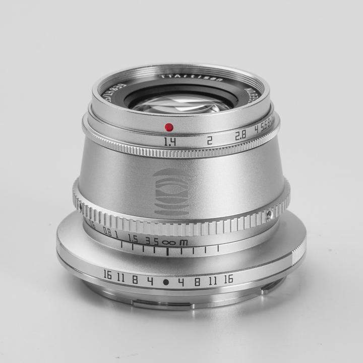 Produktbild TT 35mm f1.4 Leica L Sigma Panasonic Mount APS-C silver (Sony E, Fujica-X, APS-C / DX)