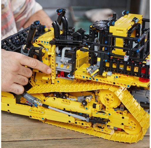 Actual product image LEGO Cat D11 Bulldozer (42131, LEGO Technic)
