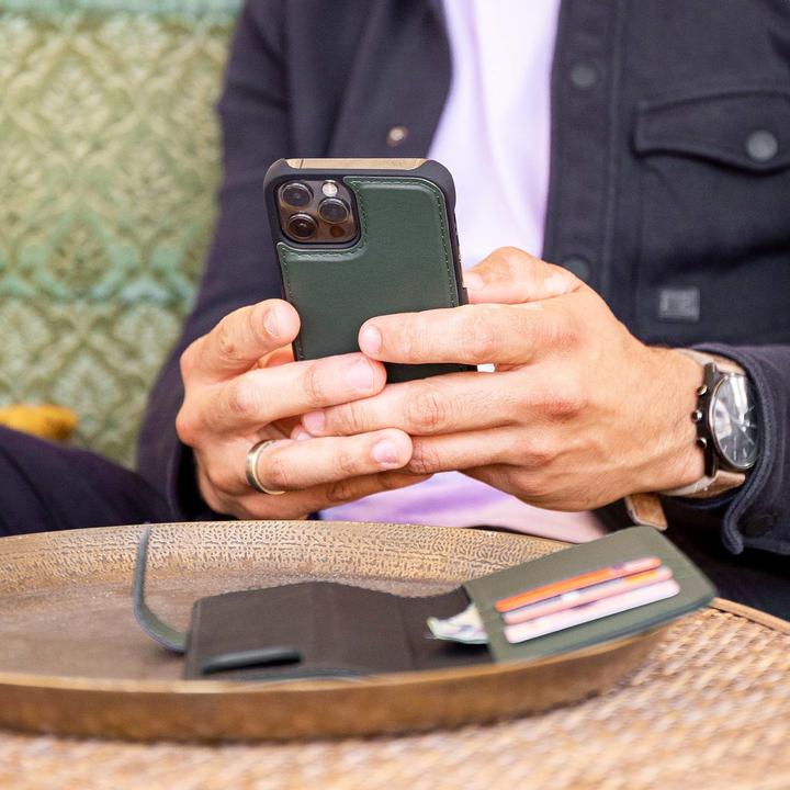 Produktbild Accezz Premium Leather 2 in 1 Wallet Bookcase iPhone SE (2022 / 2020) / 8 / 7 / 6(s) - Groen (Apple iPhone 6s, Apple iPhone SE (3rd Gen), Apple iPhone SE (2nd Gen), Apple iPhone 6, Apple iPhone 8, Apple iPhone 7)