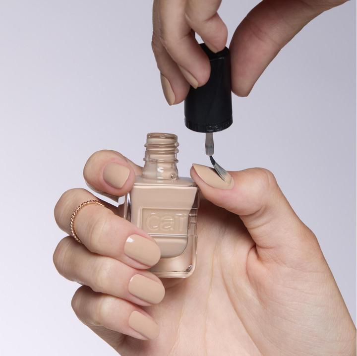 Image du produit Catrice Gel Affair Nail Lacquer No. 010 Nude Long-Lasting (010 Lost My Camel In The Desert (J'ai perdu mon chameau dans le désert), Vernis à ongles effet gel)