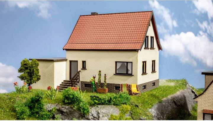 Produktbild Noch H0 Siedlungshaus mit Garage