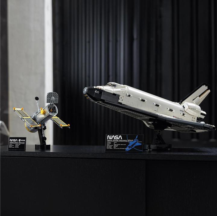 Actual product image LEGO NASA Space Shuttle Discovery (10283, LEGO Rare Sets)