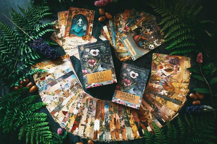 Produktbild Herbal Astrology Orakel: 55 Karten mit Botschaften und Anleitungen (Deutsch, Adriana Ayales, Joséphine Klerks, 2023)