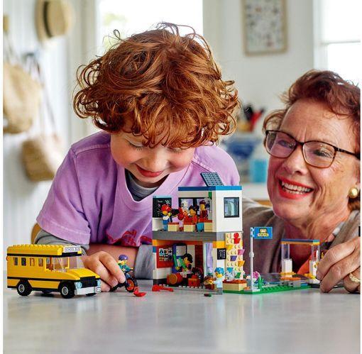 Produktbild LEGO Schule mit Schulbus (60329, LEGO City)