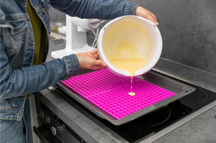 Actual product image Trixie Baking Mat with Hearts, Silicone, 38 × 28 cm, Pink (Snack bag dog)