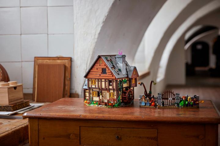 Image du produit LEGO Disney Hocus Pocus: The Sanderson Sisters' Cottage (21341, LEGO Ideas, LEGO difficiles à trouver)
