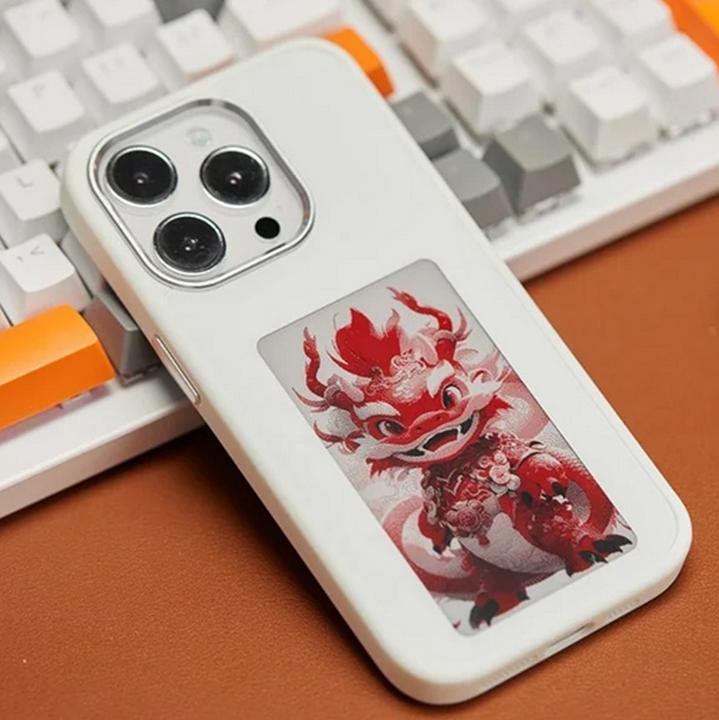 Immagine prodotto PhoneLook Cover fai da te con display E-Ink e tecnologia NFC per sfondi fotografici personalizzati (Apple iPhone 15 Pro Max)