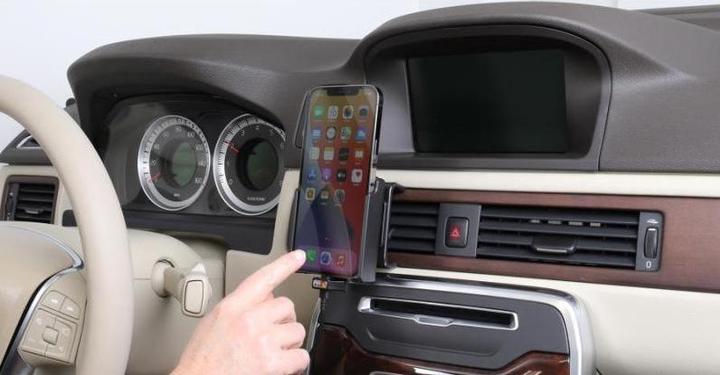 Produktbild Brodit Halter aktiv Apple iPhone 12 Pro Max mit USB-Kabel