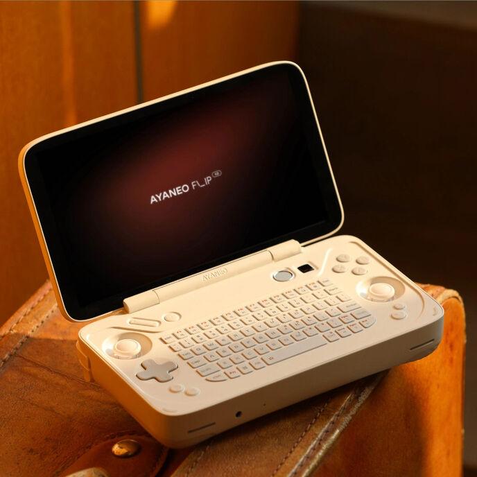Produktbild Ayaneo Flip KB Handheld Konsole, AMD Ryzen 8840U, 16 GB LPDDR5X, 512 GB SSD - Milky White