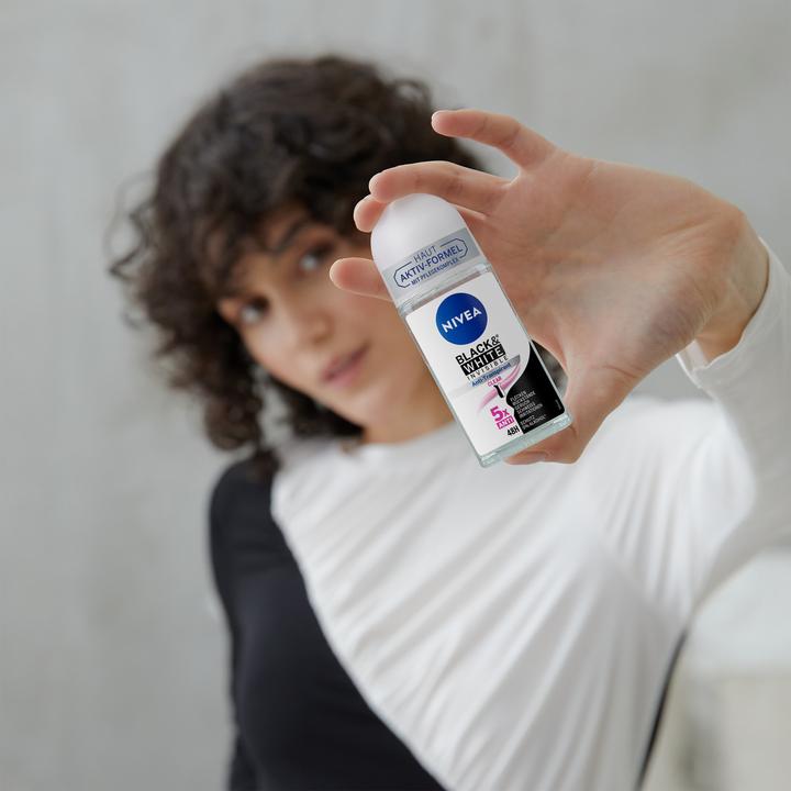 Actual product image NIVEA Black & White Invisible Clear (Roll-on, 50 ml)