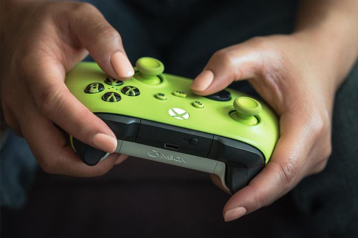Actual product image Microsoft Wireless Controller - Electric Volt (Xbox Series X, Xbox One X, PC, Xbox One S, Xbox Series S)