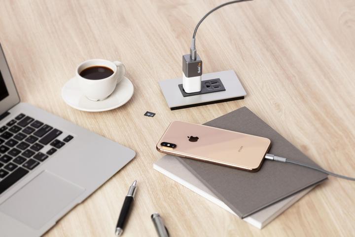 Produktbild Maktar Qubii Pro MFi-certified Backup-Charger (USB-A, SD Karte)