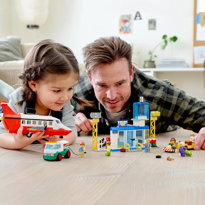 Actual product image LEGO Airport (60261, LEGO City)
