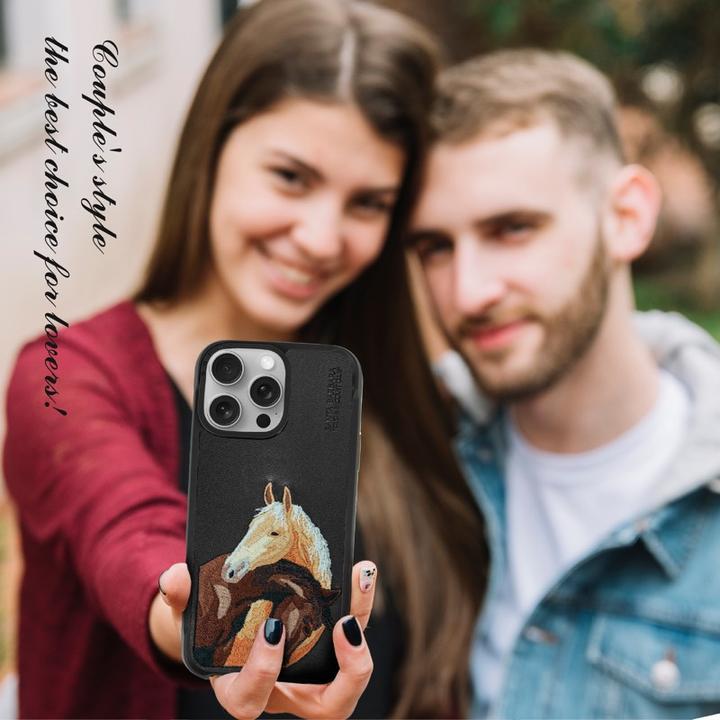 Produktbild Santa Barbara iPhone 16 Pro Max - Polo Isidore - Premium Hülle mit Pferd-Stickerei, Grau (Apple iPhone 16 Pro Max)
