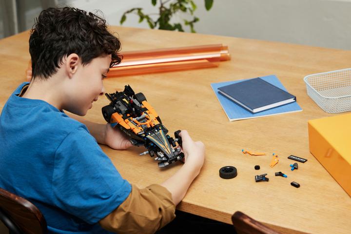 Actual product image LEGO NEOM McLaren Formula E Race Car (42169, LEGO Technic)