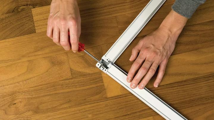 Produktbild tesa Insektenschutz Alu COMFORT für Fenster, mit Rahmen aus Aluminium, ohne Bohren (140 x 150 cm)