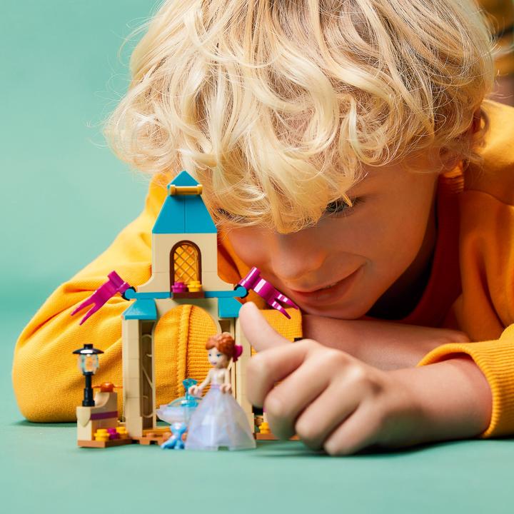 Actual product image LEGO Anna's castle courtyard (43198, LEGO Disney)