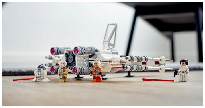 Actual product image LEGO Luke Skywalker's X-Wing Fighter (75301, LEGO Star Wars)