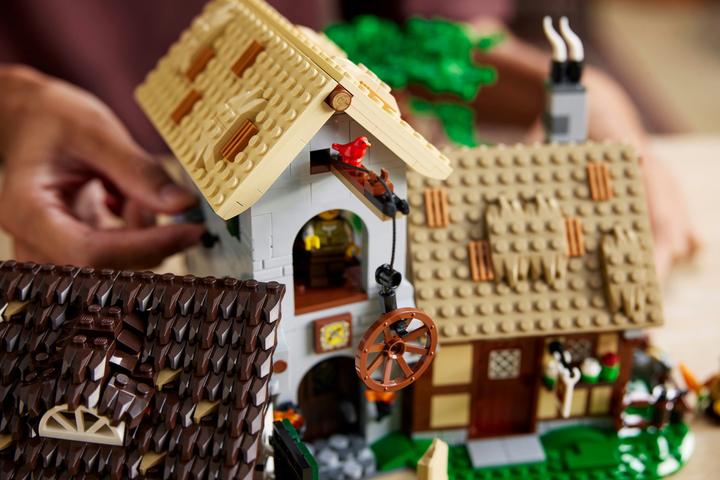 Actual product image LEGO Medieval town square (10332, LEGO Icons, LEGO Rare Sets)