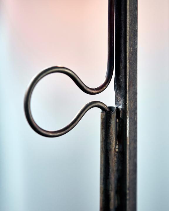 Actual product image House Doctor Windlicht, HDVivi, Antikes Messing-Finish (19 x 19 x 46 cm, 1 x)