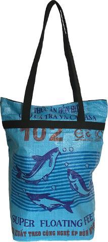 Bekos Upcycling - Grosse Einkaufstasche aus recycelten Fischfuttersäcke blau