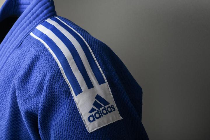 Immagine prodotto adidas Judogi Club Blau (Mit Schulterstreifen, Trainingsanzug (120 C)