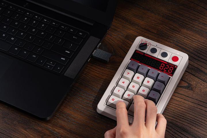Actual product image 8bitdo Retro 18 Mechanical Numpad (N Edition) - Numpad (Eng. Int., Wireless)