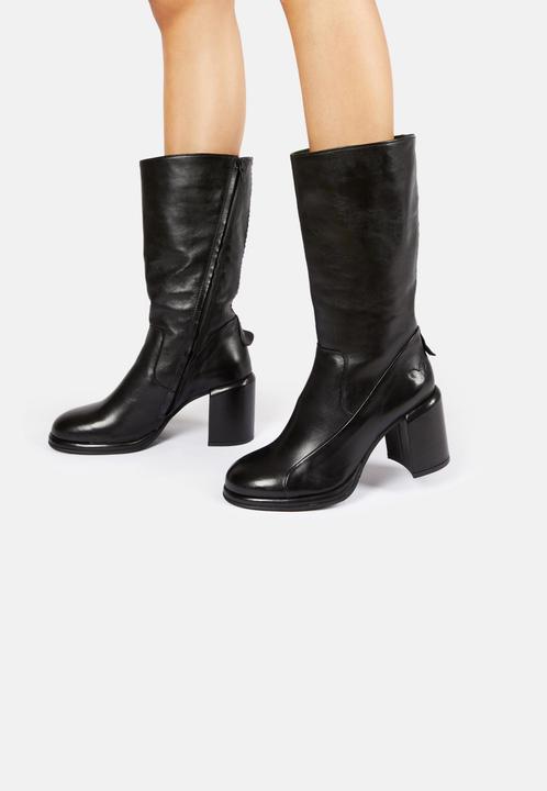 Produktbild Felmini SIMONA D571, der Stiefel mit Absatz von, ist aus schwarzem Glattleder gefertigt und verleiht (41)