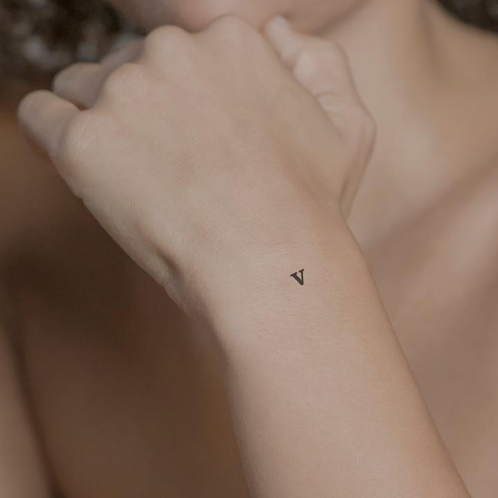 Image du produit minink Tatouage temporaire - Lettre minuscule : v