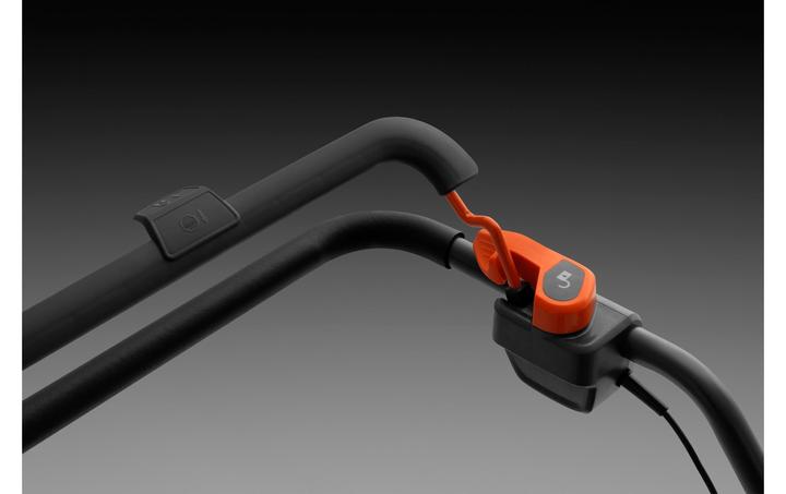 Actual product image Husqvarna LC 137i (Rechargeable battery operated)