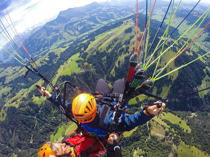 Produktbild Smartbox Extremsport: 1 eindrucksvoller Tandem-Gleitschirmflug durch die Lüfte von Luzern (1 Pers.)
