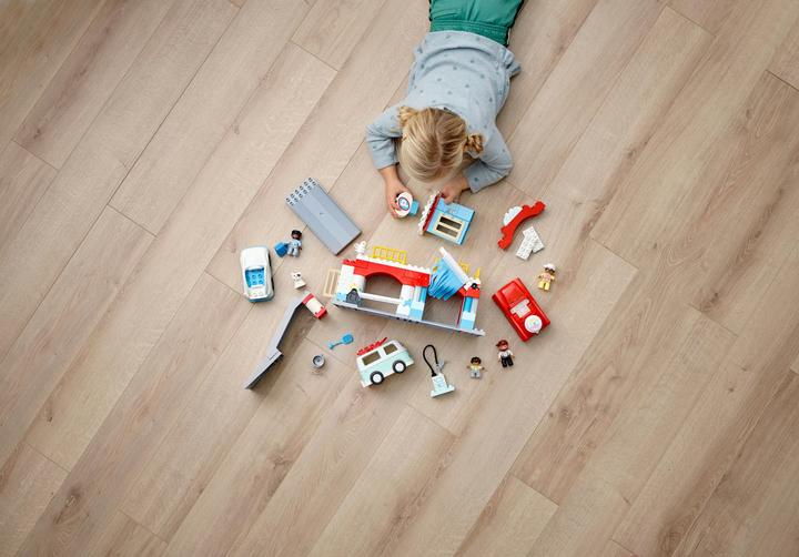 Produktbild LEGO Parkhaus mit Autowaschanlage (10948)
