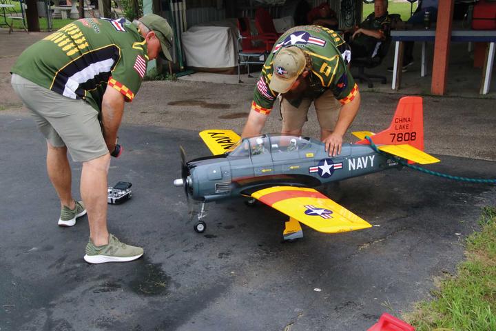 Produktbild Seagull Models SG-Models ) T-28 Trojan 82.5" ARF Warbird Grau/Gelb ohne Einziehfahrwerk &quot (Warbird)