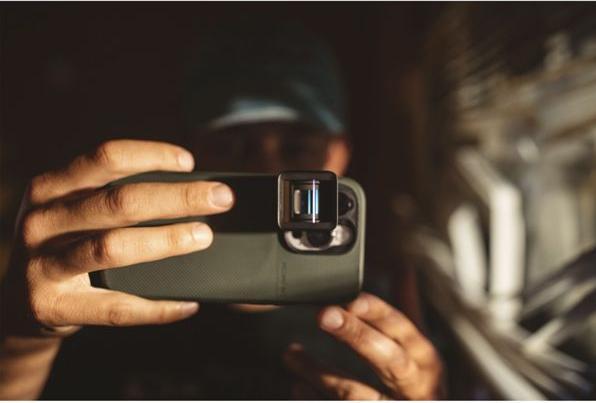 Actual product image Moment 1.33x Anamorphic Lens - Flare - T-Series