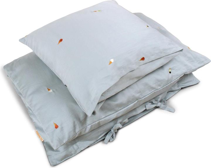 Filibabba Baby Bedlinen – Embroidered Cool Summer Design – Pearl Blue (70 x 100 cm, 40 x 45 cm)