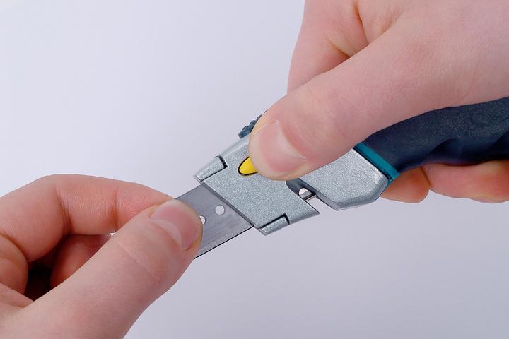 Actual product image wolfcraft Quick-Change Trapezium Blade Knife with Retractable Blade (Cutters)
