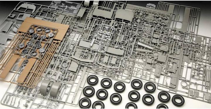 Actual product image Revell Büssing 8000 S 13 with trailer "Platinum Edition