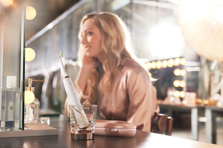 Produktbild Philips Sonicare DiamondClean Electric Toothbrush with UK Shaver Plug Toothbrush Rose Gold Edition (Schallzahnbürste)