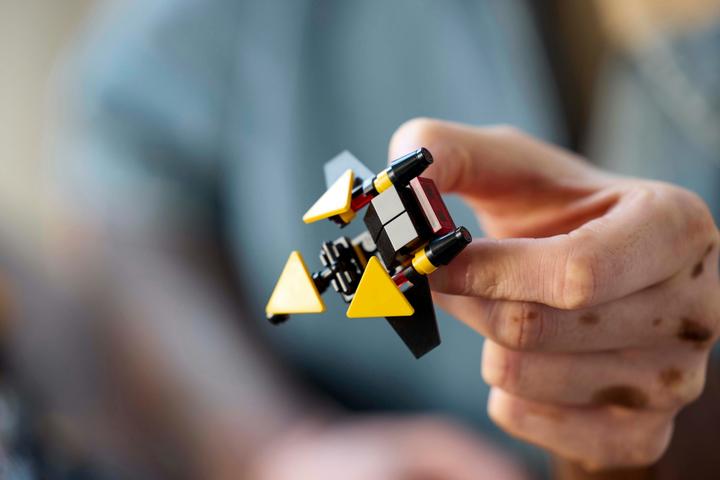 Produktbild LEGO Blacktron Renegade (10355, LEGO Icons, LEGO Seltene Sets)