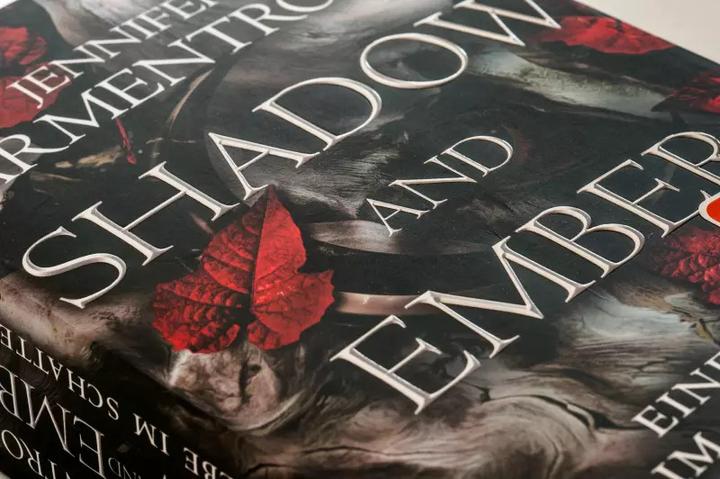 Immagine prodotto Shadow and Ember – Eine Liebe im Schatten (Tedesco, Jennifer L. Armentrout, 2022)