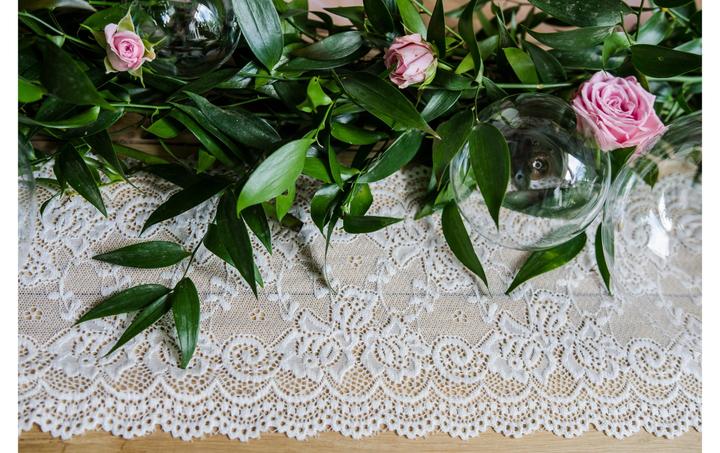 Image du produit Partydeco Tissu dentelle 15 x 900 cm, blanc