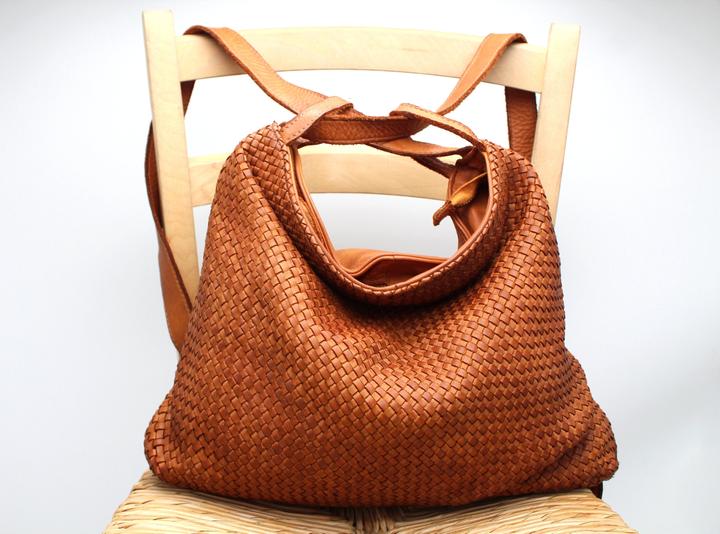 Produktbild Only-Bags.Store Ledertasche, Umhängetasche aus weichem gewebtem Leder, wandelbarer Rucksack aus Leder