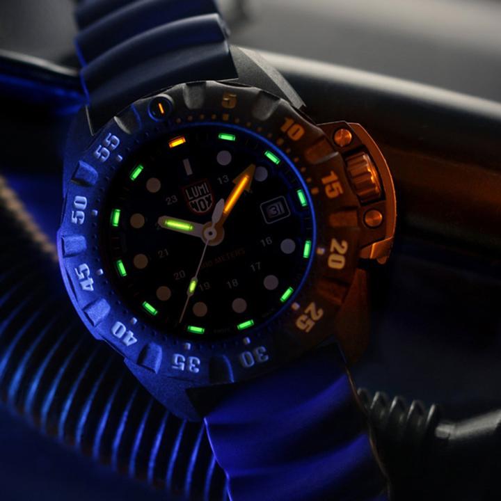 Actual product image Luminox Scott Cassell Deep Dive Carbon Blue (Analogue wristwatch, 44 mm)