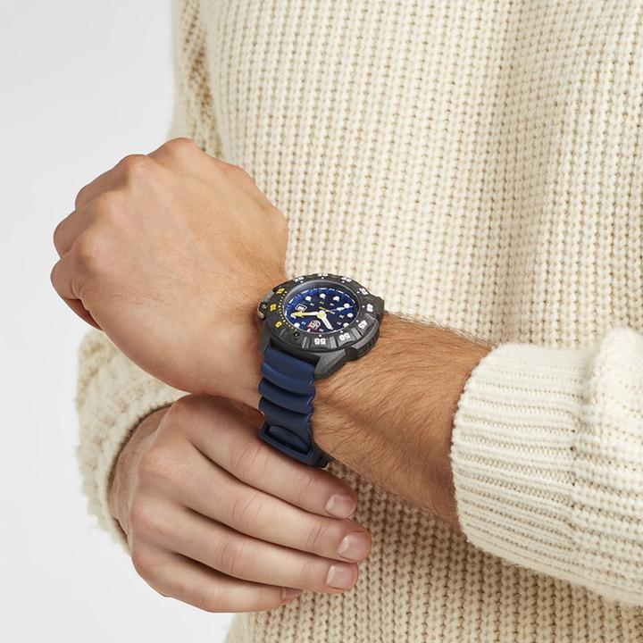 Actual product image Luminox Scott Cassell Deep Dive Carbon Blue (Analogue wristwatch, 44 mm)
